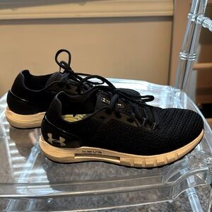 Women’s size 5 tennis shoes